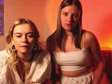 couple Asian Cam Models with lookygood
